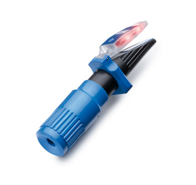 Refraktometer (mit 4-fach Skala und LED Beleuchtung)